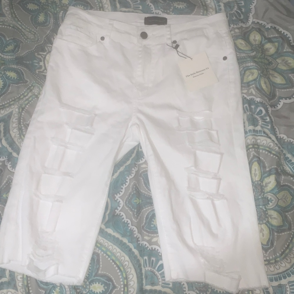 The style between us distressed White denim
